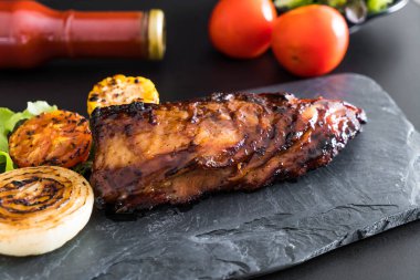 Izgara domuz pirzolası. 