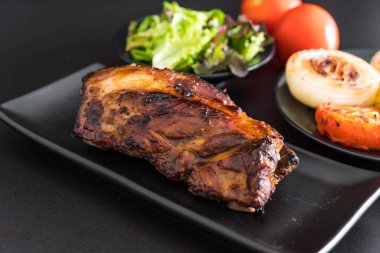 Izgara domuz pirzolası. 