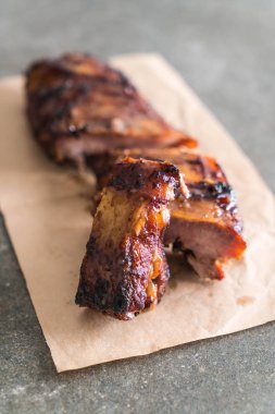 Izgara domuz pirzolası. 