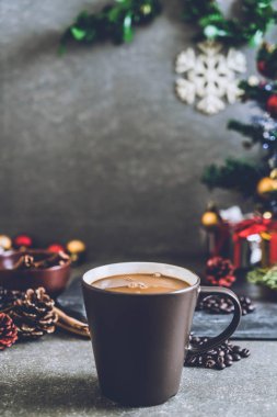 sıcak kahve fincanı Noel dekorasyonu ile 