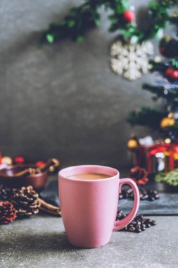 sıcak kahve fincanı Noel dekorasyonu ile 