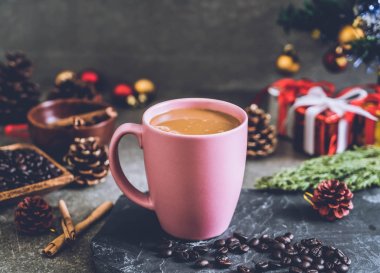 sıcak kahve fincanı Noel dekorasyonu ile 