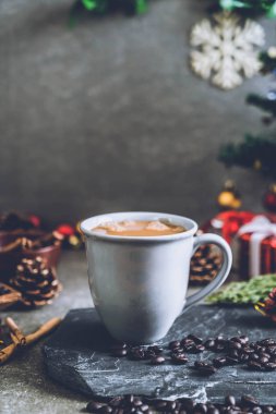sıcak kahve fincanı Noel dekorasyonu ile 