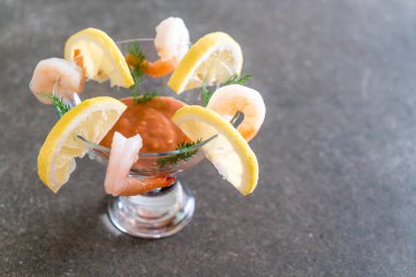 Karides kokteyl sosu ile