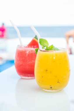 Mango ve tutku meyve smoothies