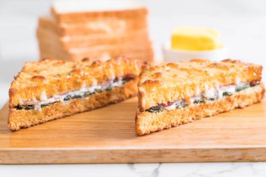 fırında ıspanak ve Jambonlu sandviç 