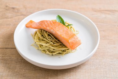 pesto yeşil ve somon makarna spagetti