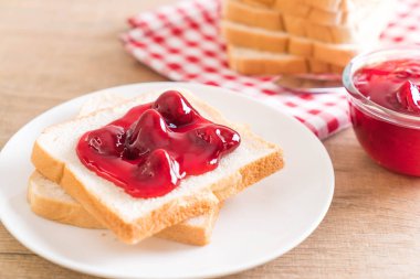 çilek reçeli ile ekmek