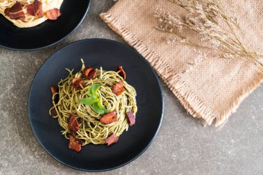 Fesleğen pesto ve pastırma ile makarna