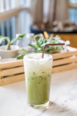 Sütlü buzlu yeşil çay 