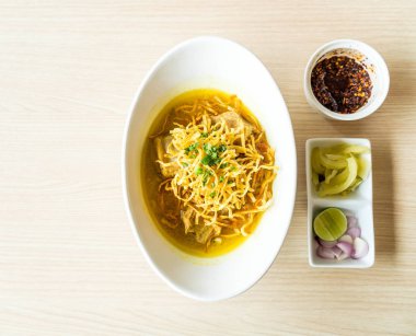 yumuşak Domuz kaburga ile köri erişte çorbası