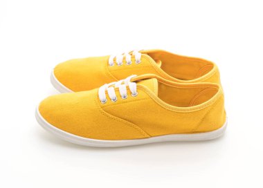 beyaz zemin üzerine sarı spor ayakkabı