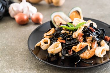 siyah spagetti veya deniz ürünleri ile makarna
