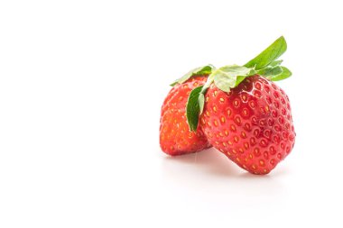 Beyaz arka planda taze çilek