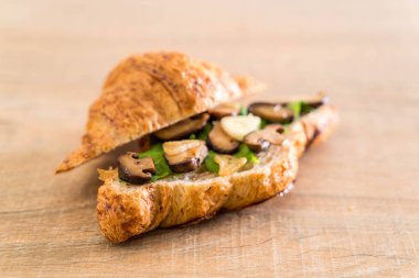 mantar kruvasan sandviç