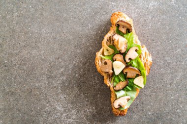 mantar kruvasan sandviç