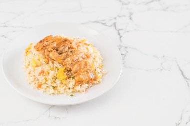 ızgara tavuk ve teriyaki soslu kızarmış pilav