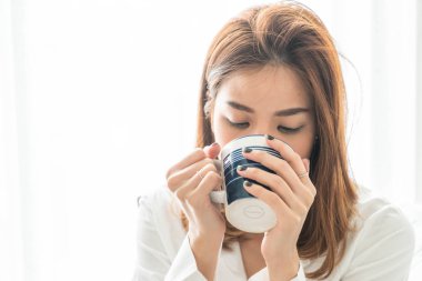 Asyalı kadın kahve içme