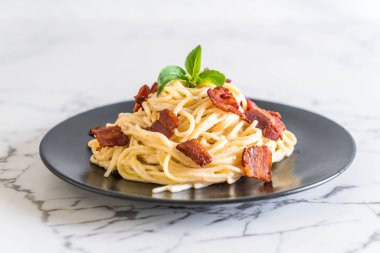 Spagetti krem peynir pastırma ile