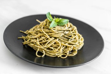 Spagetti fesleğen pesto ile