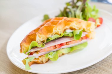 Gözleme jambonlu peynirli sandviç