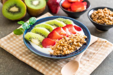çilek, kivi ve granola ile yoğurt 