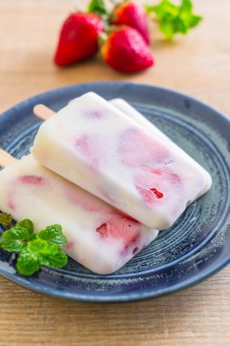 ev yapımı çilekli yoğurt dondurma