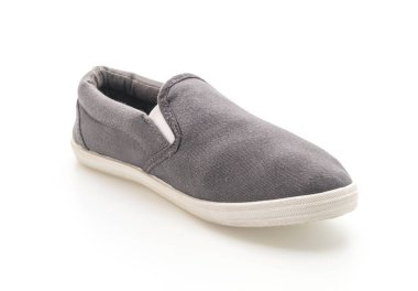 Beyaz arka planda gri spor ayakkabı 