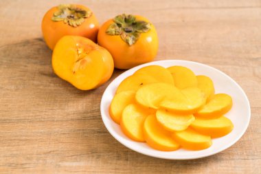 Trabzon hurması tabağa dilimlenmiş