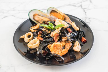 siyah spagetti veya deniz ürünleri ile makarna