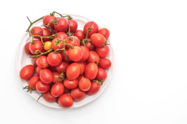 Beyaz arka planda taze kiraz domatesleri