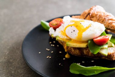 Yumurta Benedict avokado, domates ve salata ile 