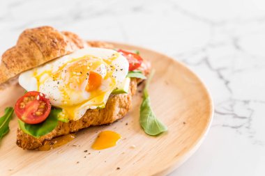 Yumurta Benedict avokado, domates ve salata ile 