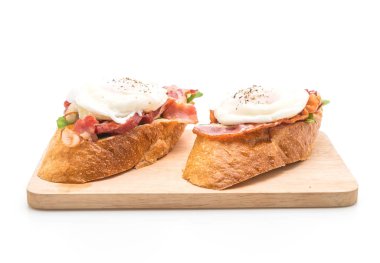 Beyaz arka plan üzerinde yumurta benedict