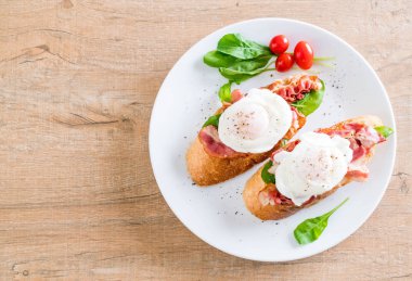 Yumurta Benedict plaka üzerinde