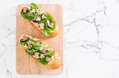 ekmek roket ve shiitake mantar