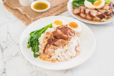 Demlenmiş Domuz eti bacak pirinç