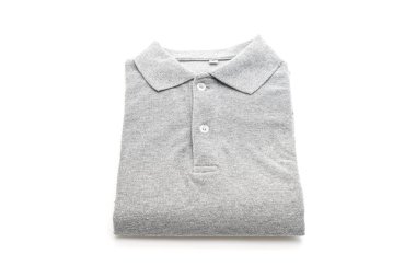 chemise pliée sur fond blanc