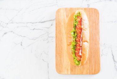 sosis hotdog ketçap ile