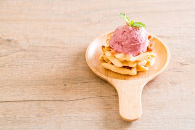 Çilekli dondurma waffle ile