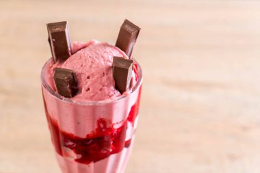 Çilekli dondurma dondurma 