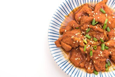 Baharatlı Kore soslu (bulgogi kızarmış domuz eti) 