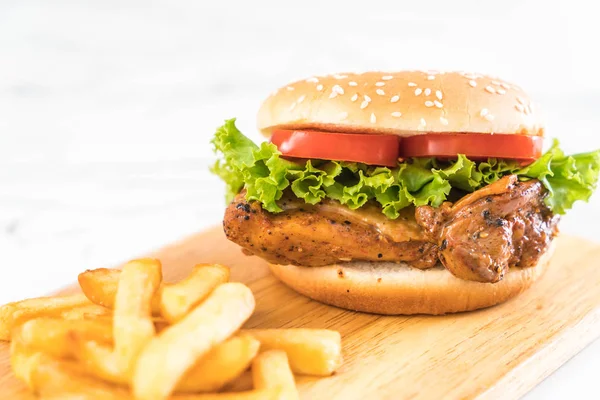 Hambúrguer de frango grelhado com batatas fritas — Fotografia de Stock