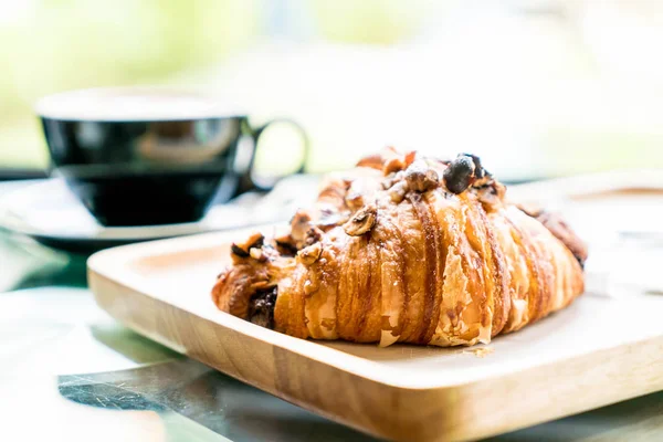 Haselnuss-Croissant mit heißem Kaffee — Stockfoto