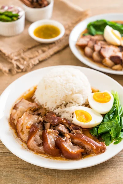 Kaki babi rebus dengan nasi — Stok Foto