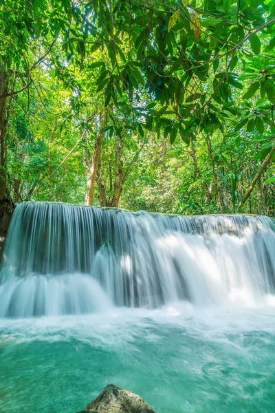 Huay Mae Kamin vízeséssel Kanchanaburi, Thaiföld — Stock Fotó