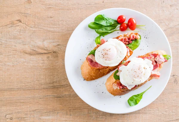 Huevo Benedicto en plato — Foto de Stock