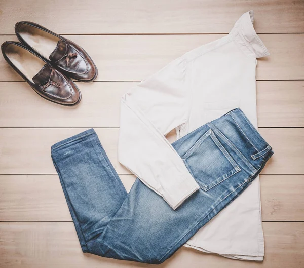 Ropa para hombre sobre fondo de madera — Foto de Stock