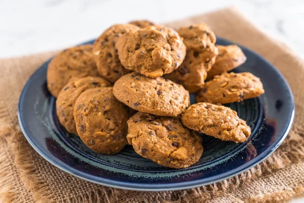 Chocolate chips and cashew nut cookies — Stock Photo, Image