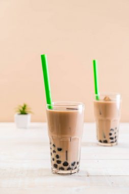 Köpüklü sütlü çay